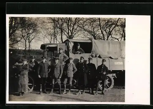 Foto-AK Soldaten vor einem Lastkraftwagen