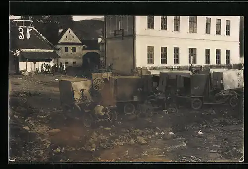 Foto-AK Lastkraftwagen-Kolonne macht Pause
