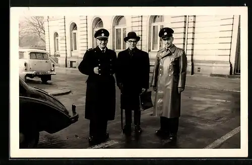 Foto-AK Polizisten neben Mann mit Hut und Schirm