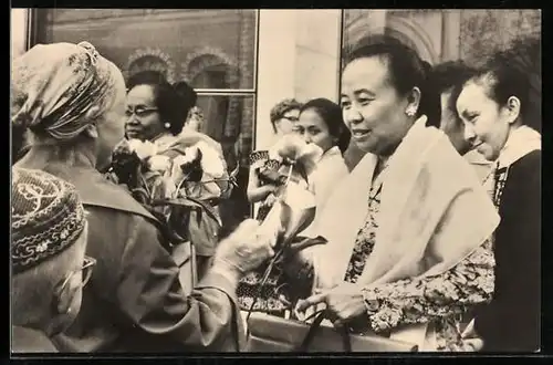 AK Moskau, Weltkongress der Frauen 1963, Überreichung von Blumen