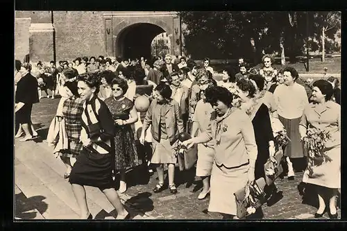 AK Moskau, Weltkongress der Frauen Juni 1963, nach der Blumenübergabe