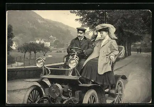 AK Paar im offenen Auto