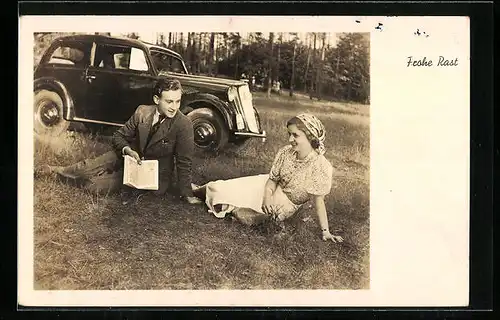 Foto-AK Auto Opel Frohe Rast, Paar rastet mit ihrem Auto am Walde