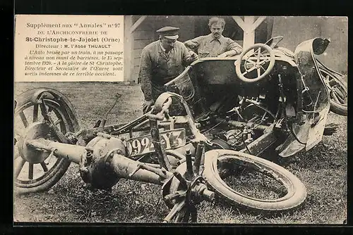 AK St-Christophe-le-Jajolet, L`Auto brisée par un train 1920