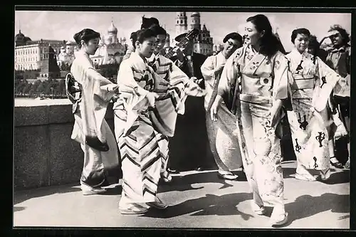 AK Moskau, Vi. Weltfestspiele der Jugend und Studenten 1957, Tanzende Asiatinnen in volkstümlicher Tracht