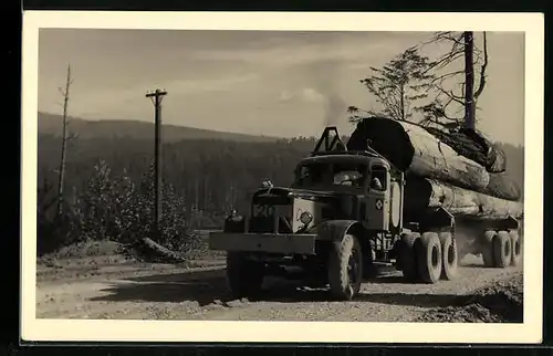 Foto-AK Lastkraftwagen mit Holzfuhre