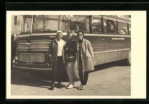 AK Drei junge Damen vor einem Autobus