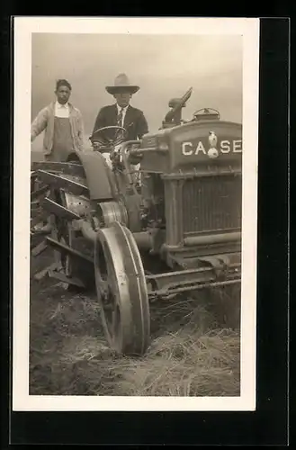 Foto-AK Farmer auf seinem Trecker