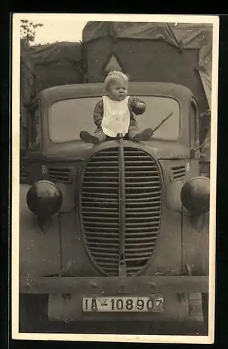 Foto-AK Kleinkind auf der Kühlerhaube eines Lastkraftwagens