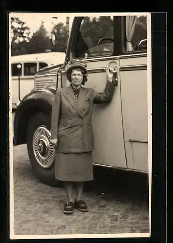 Foto-AK Ältere Frau am Einstieg eines Busses