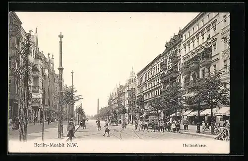 AK Berlin-Moabit, Huttenstrasse mit Geschäften und Passanten