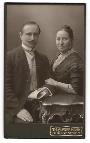 Fotografie Th. Alfred Hahn, Chemnitz, Ehepaar im Kleid und im Anzug mit Moustache