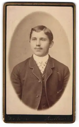 Fotografie H. Roth, Stuttgart, junger Mann im Anzug mit Seitenscheitel
