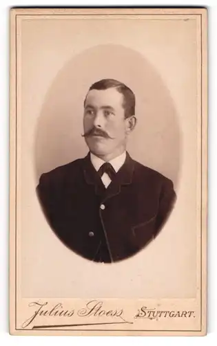 Fotografie Julius Stoess, Stuttgart, Herr im dunklen Anzug mit Moustache