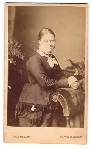 Fotografie J. C. Stodart, Margate, englische Frau im dunklen Kleid mit Spitzenkragen und Brosche