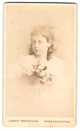 Fotografie Lambert Weston & Son, Dover, niedliches Mädchen im Kleid mit Lockigen Haaren