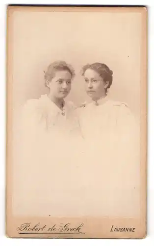 Fotografie Robert de Greck, Lausanne, zwei junge Frauen in weissen Kleidern