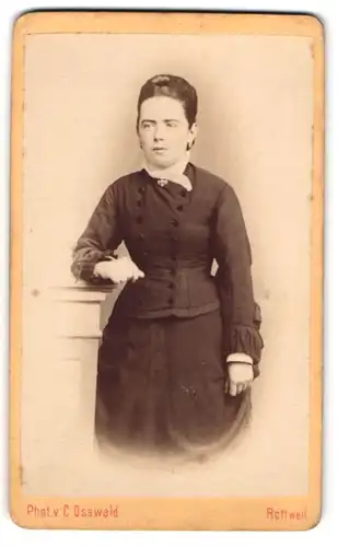 Fotografie C. Osswald, Rottweil, junge Dame im dunklen Kleid mit Brosche