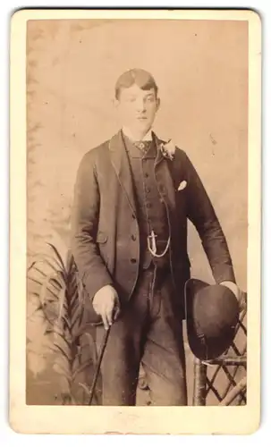 Fotografie W. Morley, Taunton, junger Mann im Anzug mit Stock und Melone, Dandy
