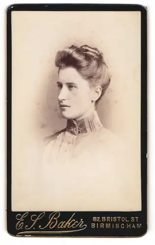 Fotografie E. S. Baker, Birmingham, junge Engländerin im hoch geschlossenen Kleid