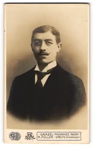 Fotografie R. Müller, Görlitz, Dresdnerplatz, Herr im schwarzen Anzug mit Moustache