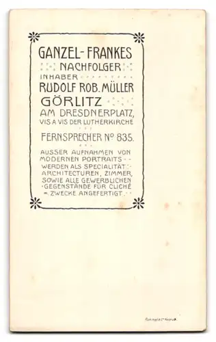 Fotografie R. Müller, Görlitz, Dresdnerplatz, Herr im schwarzen Anzug mit Moustache
