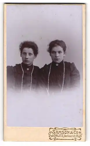 Fotografie Samson & Co., Görlitz, Berlinerstr. 29, zwei junge Frauen in schwarzen Kleidern mit Perlenkette