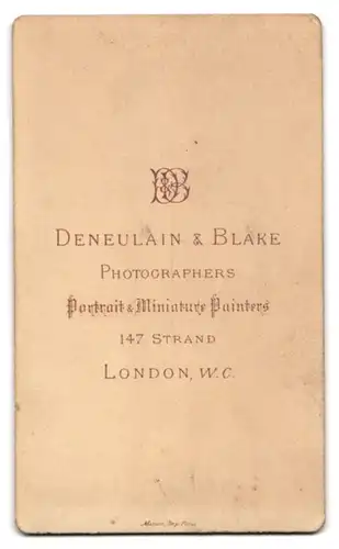 Fotografie Deneulain & Blake, London, hübsches kleines Mädchen im Sommerkleid mit Blumenkorb