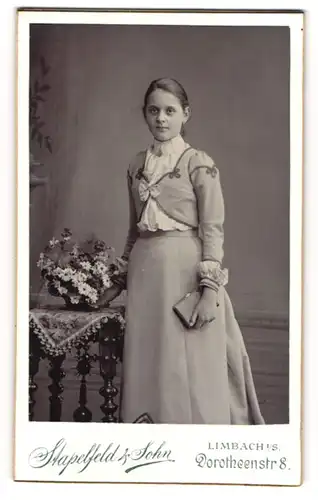 Fotografie Stapelfeld & Sohn, Limbach i. S., Dorotheenstr. 8, junges Mädchen im hellen Kleid mit Schleife posiert