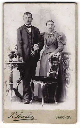 Fotografie K. Smolka, Smichov, junges Paar im Anzug und im Kleid mit Puffärmeln