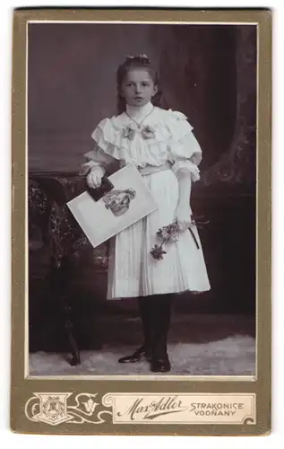 Fotografie Max Adler, Vodnany, hübsches junges Mädchen im Kommunionskleid mit Heiligenbild
