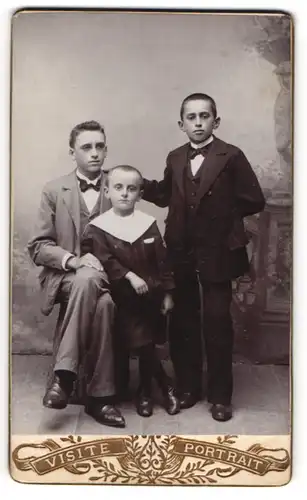 Fotografie unbekannter Fotograf und Ort, drei Knaben Ladislav, Karel und Vaclav posieren, 1901