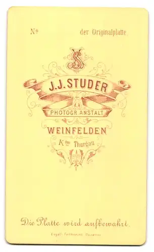 Fotografie J. J. Studer, Weinfelden, Dame im dunklen Kleid mit Halskette und toupierten Haaren