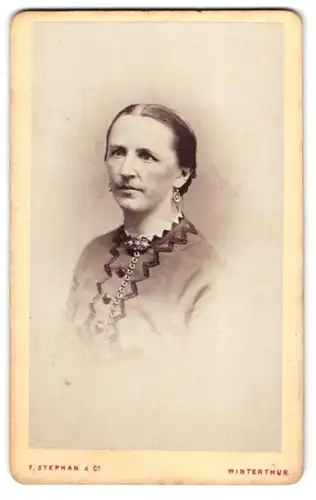 Fotografie F. Stephan & Co., Winterthur, Dame im bestickten Kleid mit Ohrringen und Halskette