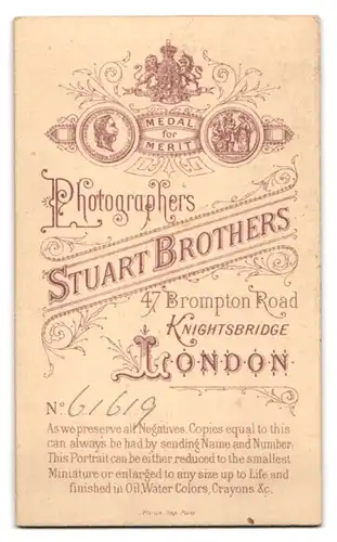 Fotografie Stuart Bros., London, Dame im dunklen Kleid mit Locken