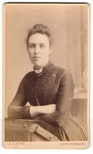 Fotografie J. Laing, Shrewsbury, englische Frau im dunklen bestickten Kleid