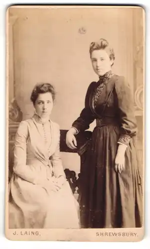 Fotografie J. Laing, Shrewsbury, zwei junge englische Damen im hellen und im dunklen Kleid