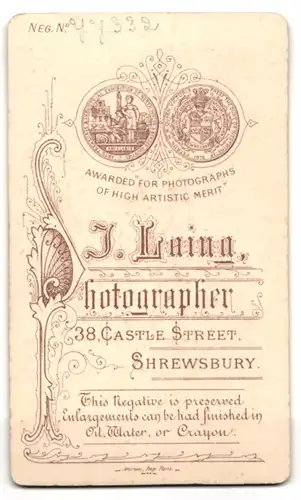 Fotografie J. Laing, Shrewsbury, zwei junge englische Damen im hellen und im dunklen Kleid