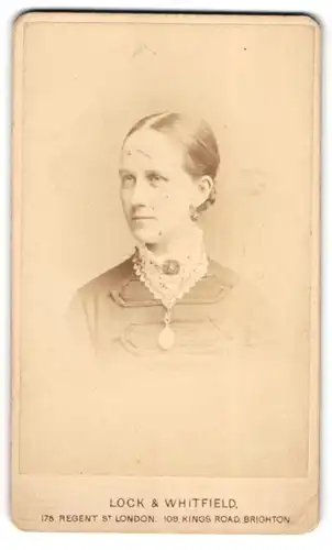 Fotografie Lock & Whitfield, London, junge Frau im Kleid mit Brosche