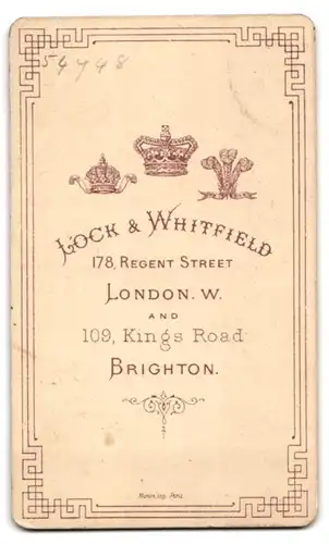Fotografie Lock & Whitfield, London, junge Frau im Kleid mit Brosche