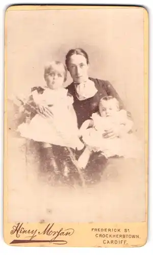Fotografie Henry Morgan, Cardiff, Waliser Mutter mit ihren beiden Kindern im Arm