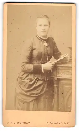 Fotografie J. A. C. Murray, Richmond, junge Dame im dunklen Kleid mit Halskette samt Anhänger