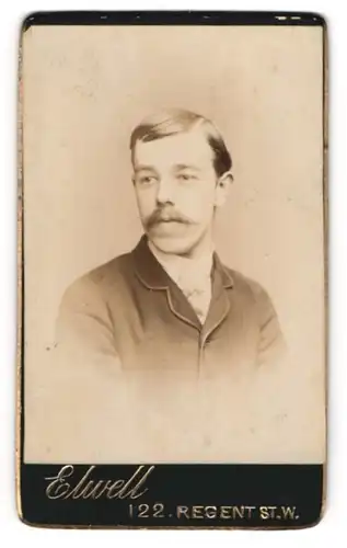 Fotografie Elwell, London, junger Mann im Anzug mit Moustache