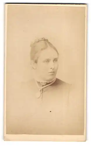 Fotografie T. Jones, Ludlow, englische Frau im Kleid mit dicker Kette und Anhänger