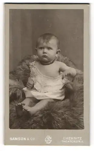 Fotografie Samson & Co., Chemnitz, niedliches Kleinkind im Kleidchen mit Halskette