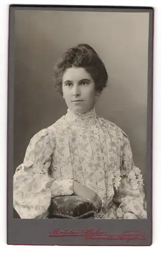 Fotografie Brüder Hahn, Chemnitz, junge Frau in Blümchenbluse mit toupierten Haaren