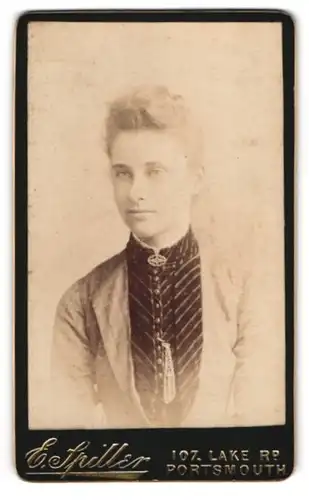 Fotografie E. Spiller, Portsmouth, junge Frau im Kleid mit Brosche