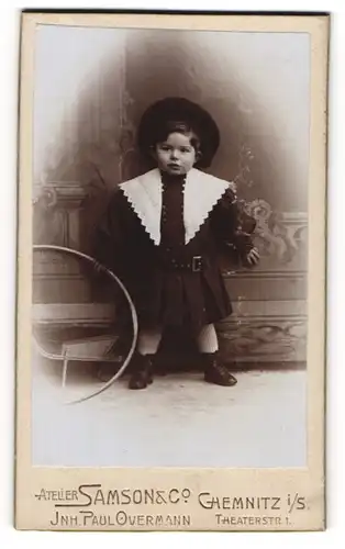 Fotografie Samson & Co., Chemnitz, kleines Kind im Kleidchen mit Reifen