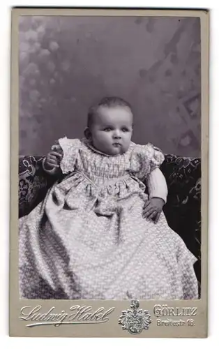 Fotografie Ludwig Habel, Görlitz, Kleinkind im gemusterten Kleid