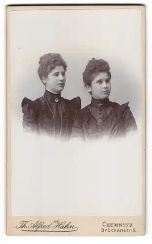 Fotografie Th. Alfred Hahn, Chemnitz, zwei junge Frauen in dunklen Kleidern mit Locken